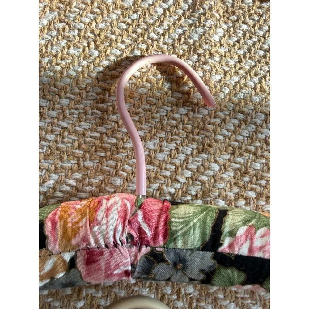 Set a four vintage cloth hangers